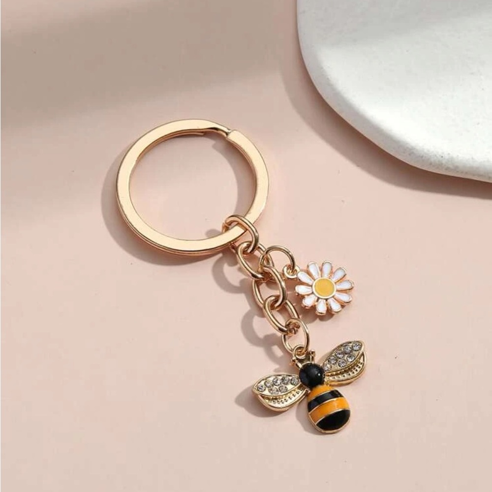 🛍️2/$18 🐝 Keychain with Daisy Flower and Bee, New
